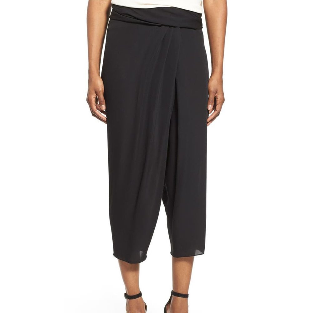 Black Tahari Jody Cropped Pant. Size M. New.